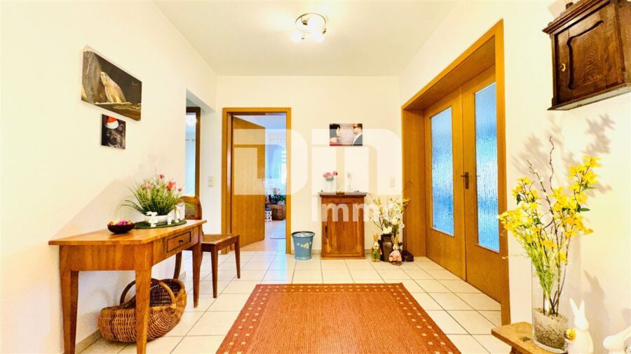 (R)eserviert!Gepflegtes Mehrfamilienhaus mit 7 Wohneinheiten - 1.OG Links Flur / Diele